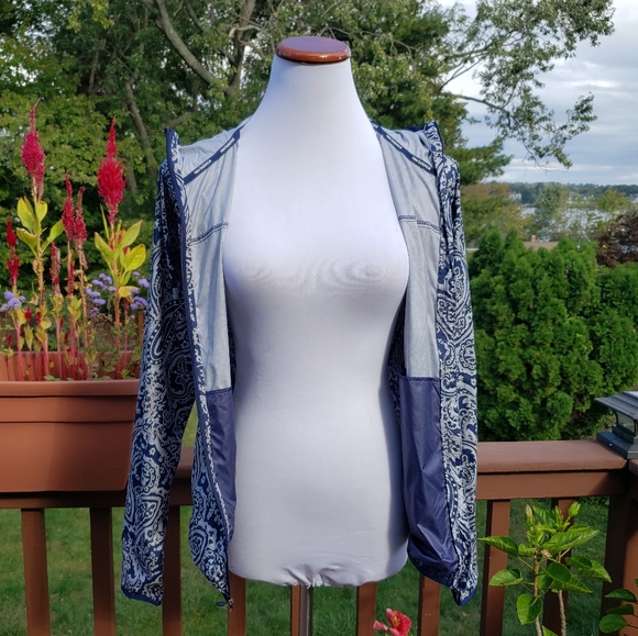 NEW BALANCE Jacket Windbreaker Blue Lightweight Hoodie Paisley XS - Picture 8 of 16